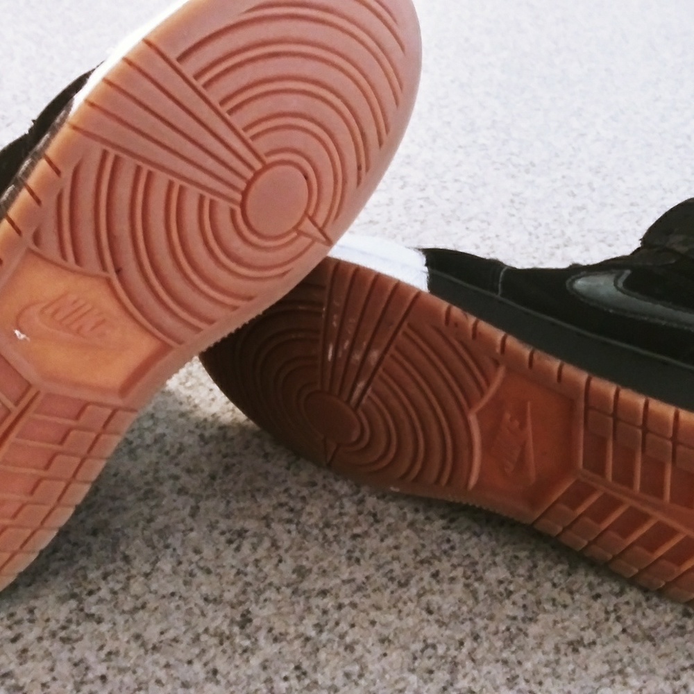 SOLD Nike Jordan 1 Matalic Gold/ BLK. Mid - Picture 3 of 7